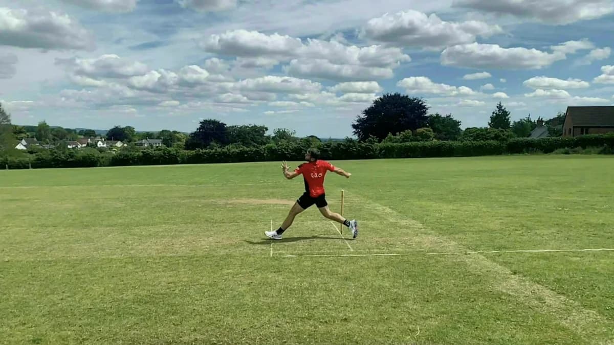 Side-on view of a bowler, phone in landscape
